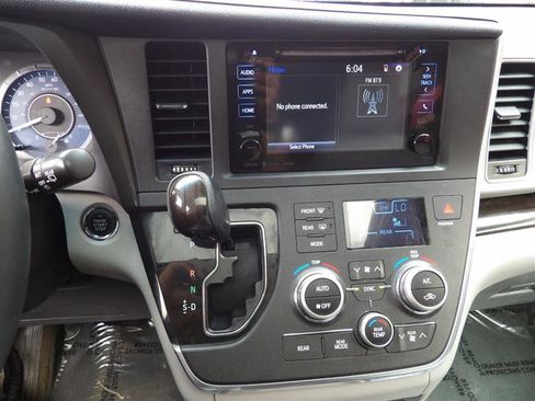 Used 2016 Toyota Sienna XLE image 18