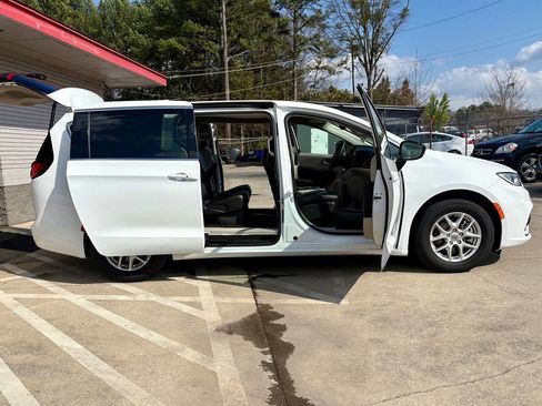 Used 2024 Chrysler Pacifica Touring-L image 11