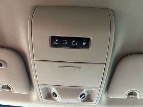 Used 2015 Chrysler Town & Country Touring FWD image 23
