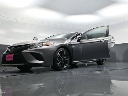 Used 2019 Toyota Camry XSE image 28