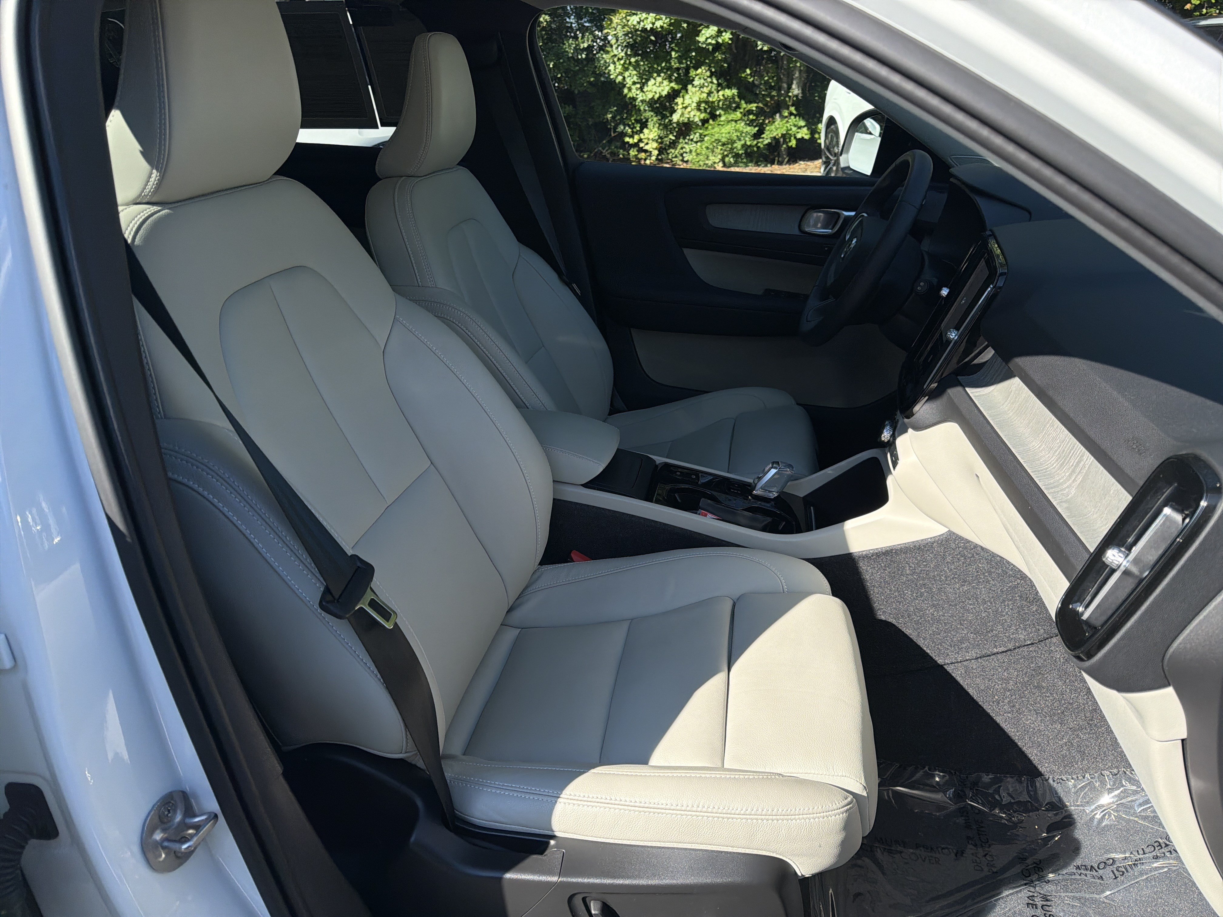 Certified 2024 Volvo XC40 B5 Plus w/ Protection Package Premier AWD/4WD image 35