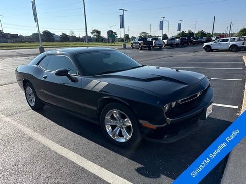 Used 2015 Dodge Challenger SXT RWD image 3