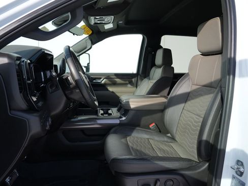 Used 2024 Chevrolet Silverado 2500 ZR2 w/ Technology Package image 12