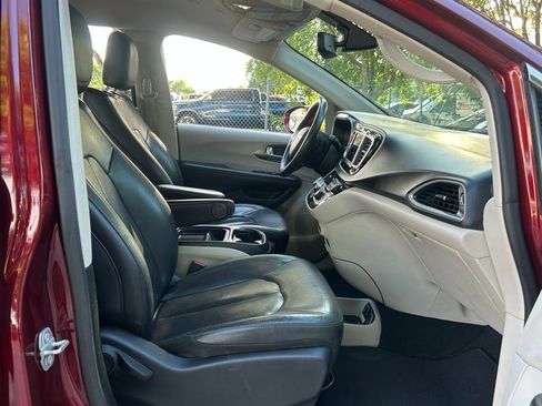 Certified 2020 Chrysler Pacifica Touring-L image 27