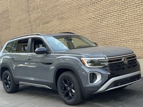 New 2026 Volkswagen Atlas Peak Edition AWD/4WD image 2