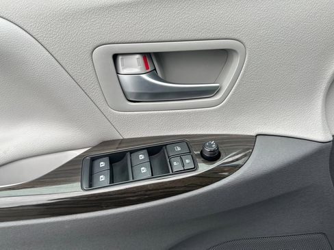 Used 2017 Toyota Sienna XLE w/ XLE Navigation Package image 14