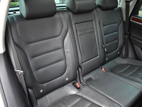 Used 2012 Volkswagen Touareg Sport image 34