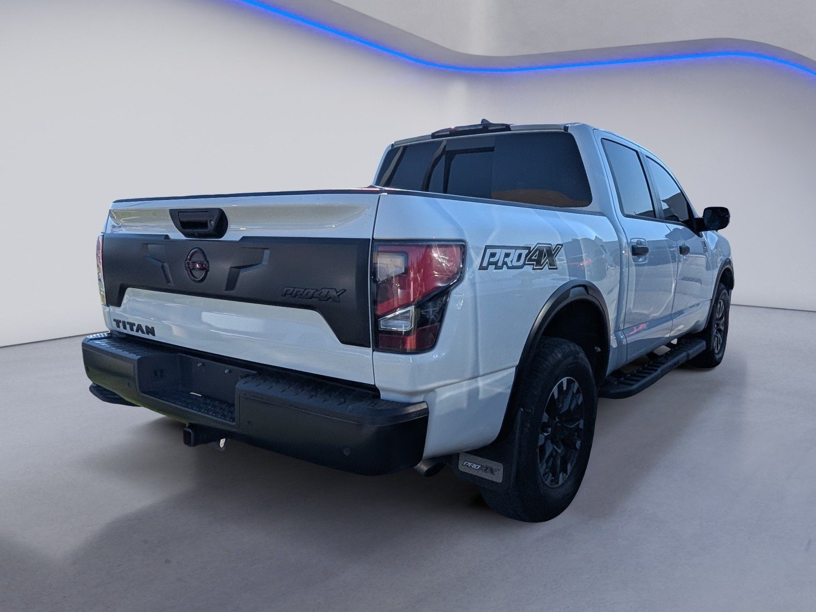 Used 2023 Nissan Titan PRO-4X w/ Pro-4x Convenience Package AWD/4WD image 9