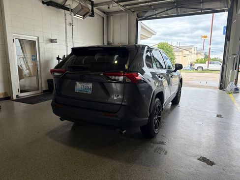 Used 2022 Toyota RAV4 LE FWD image 3