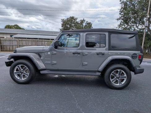 Used 2022 Jeep Wrangler Unlimited Sahara AWD/4WD image 7