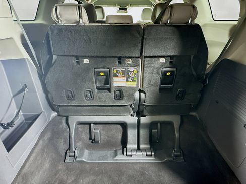 Used 2024 Toyota Sienna LE image 28