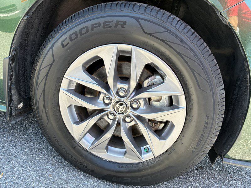 Used 2023 Toyota Sienna LE AWD/4WD image 22
