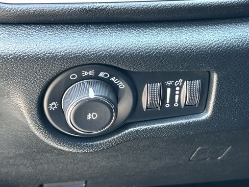 Used 2025 Chrysler Pacifica Select FWD image 21