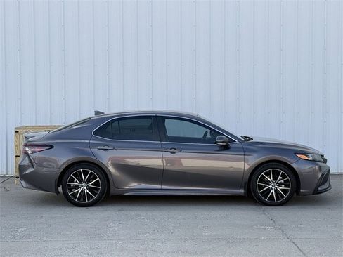 Used 2023 Toyota Camry SE image 3