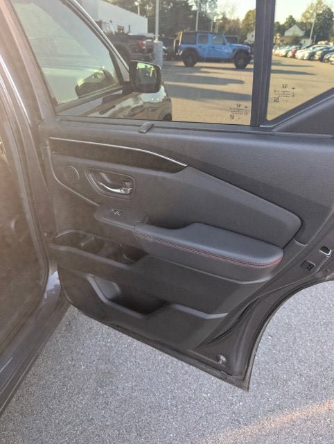 Used 2025 Honda Pilot Black Edition image 14