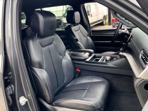 Used 2024 Jeep Wagoneer L Series II RWD image 9