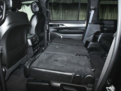 Used 2025 Jeep Wagoneer L Series II w/ 8-pass Seating Package image 53