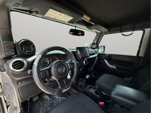 Used 2015 Jeep Wrangler Unlimited Rubicon w/ Connectivity Group AWD/4WD image 6