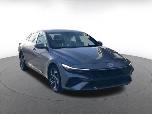 Used 2025 Hyundai Elantra SEL image 3