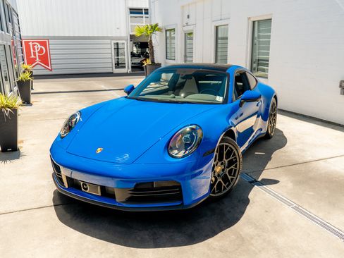 Used 2025 Porsche 911 Carrera RWD image 3