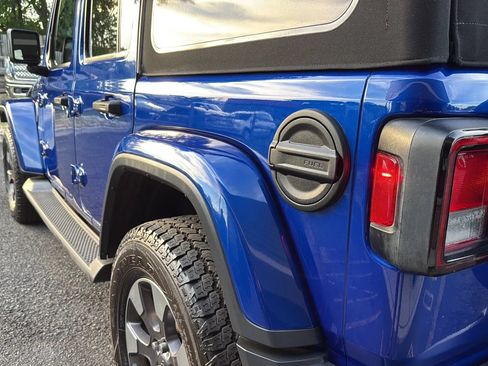 Used 2018 Jeep Wrangler Unlimited Sahara AWD/4WD image 39