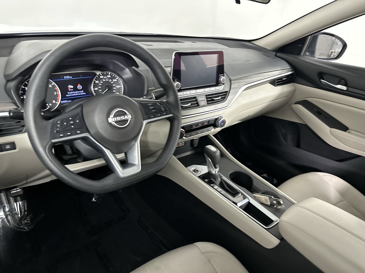 Used 2025 Nissan Altima 2.5 SV FWD image 16