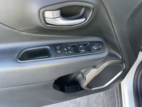 Used 2023 Jeep Renegade Latitude image 10