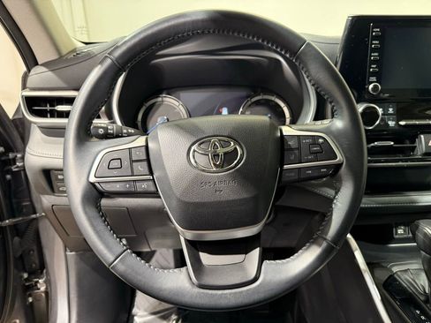 Used 2022 Toyota Highlander XLE image 25