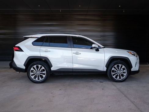 Used 2022 Toyota RAV4 XLE Premium FWD image 8