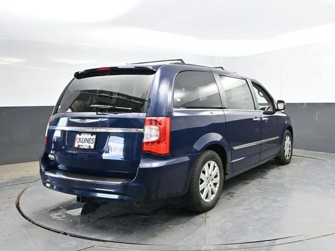 Used 2012 Chrysler Town & Country Touring-L w/ Entertainment Group #2 FWD image 8