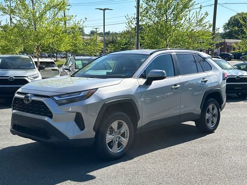 Used 2025 Toyota RAV4 XLE AWD/4WD image 2