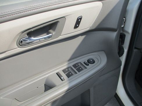 Used 2015 Chevrolet Traverse LT w/ Style and Technology Package FWD image 26