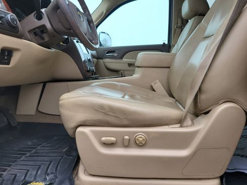 Used 2013 Chevrolet Avalanche LTZ image 16