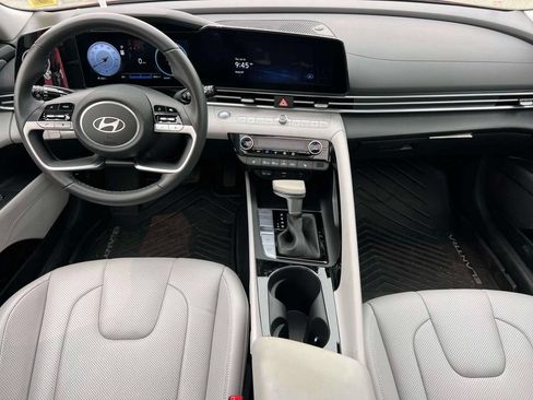Certified 2025 Hyundai Elantra Limited FWD image 13