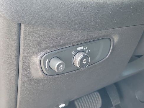 Used 2023 Chevrolet Equinox LT FWD image 23