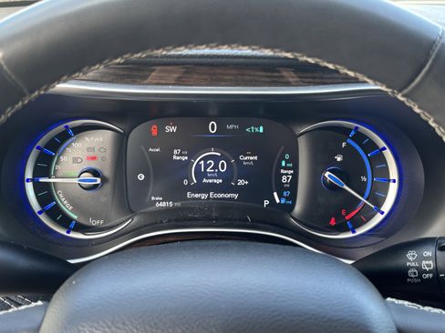 Used 2023 Chrysler Pacifica Limited image 25