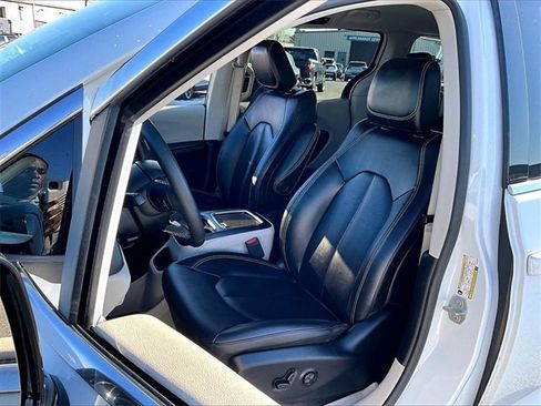 Used 2024 Chrysler Pacifica Touring-L image 10