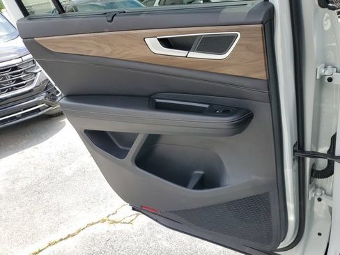 Certified 2024 Volkswagen Atlas SE w/ Panoramic Sunroof Package FWD image 13