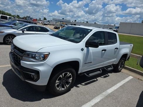 Used 2021 Chevrolet Colorado Z71 w/ Safety Package AWD/4WD image 2