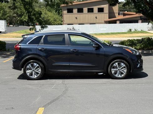 Used 2022 Kia Niro EX w/ Cold Weather Package FWD image 3