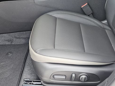 New 2026 Chevrolet Trax ACTIV w/ Sunroof Package FWD image 25