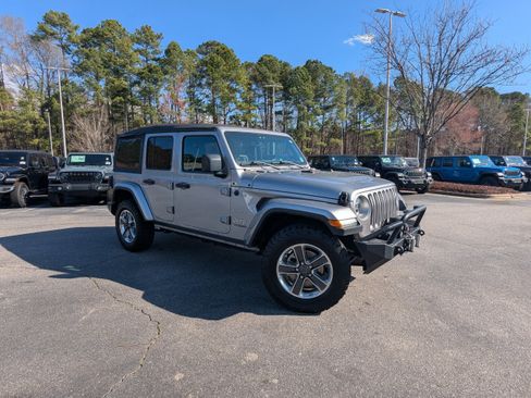 Used 2018 Jeep Wrangler Unlimited Sahara image 3