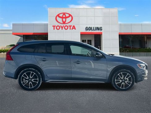 Used 2017 Volvo V60 T5 Cross Country w/ Convenience Package image 6