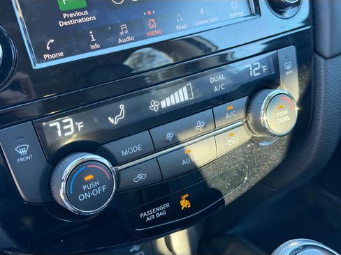 Used 2019 Nissan Rogue SL w/ Premium Package image 32