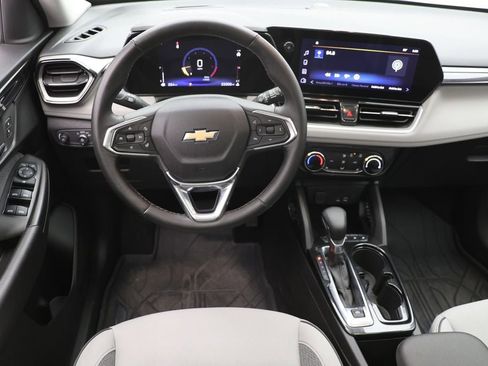 Used 2025 Chevrolet TrailBlazer LT w/ LT Cold Weather Package image 13