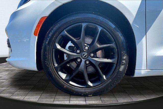 Used 2025 Chrysler Pacifica Limited FWD image 35