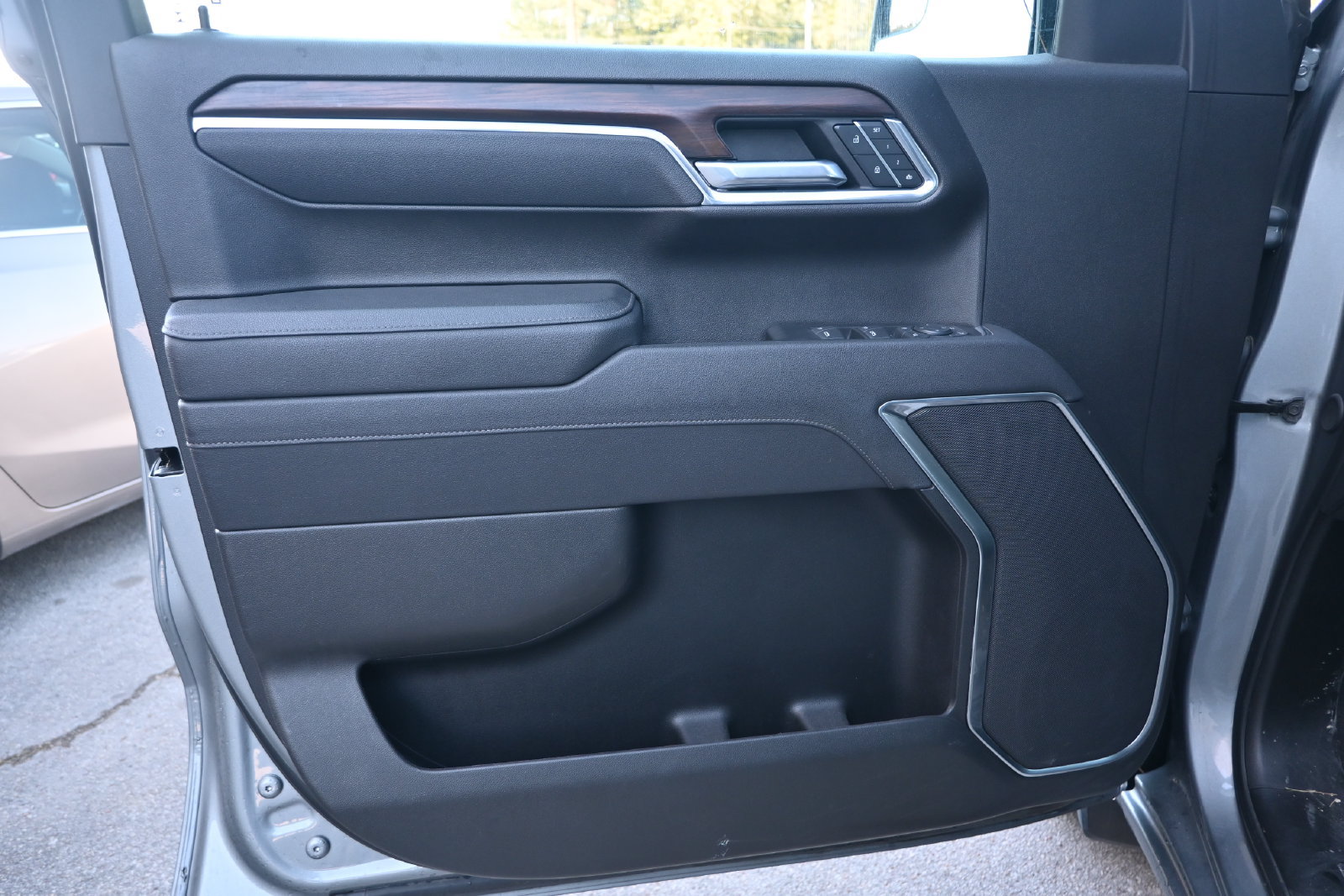 Used 2025 GMC Sierra 1500 SLT RWD image 8