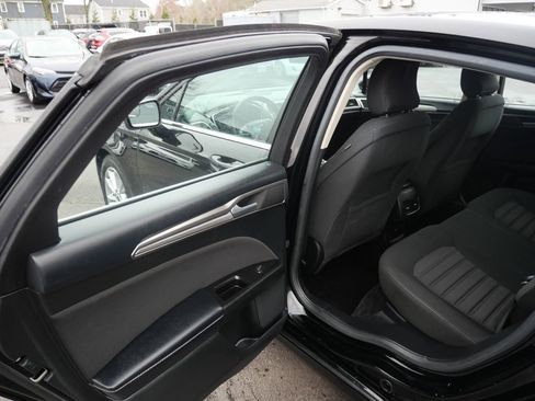 Used 2017 Ford Fusion SE w/ Fusion SE Technology Package image 25