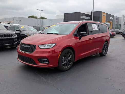 Used 2025 Chrysler Pacifica Limited FWD image 4