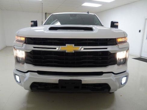 Used 2024 Chevrolet Silverado 2500 LT w/ Convenience Package image 12